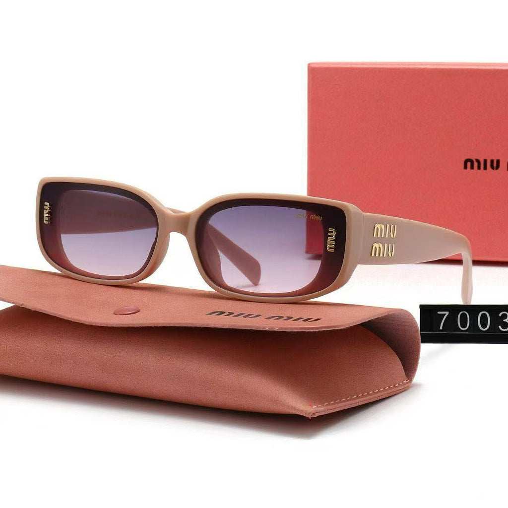 Neue Brille mit transparenten Gläsern 
