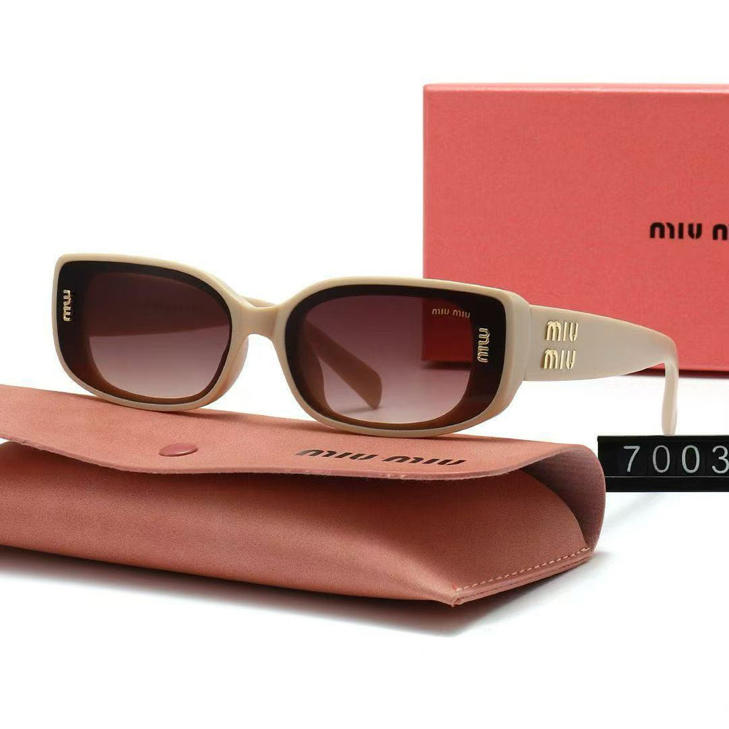 Neue Brille mit transparenten Gläsern 