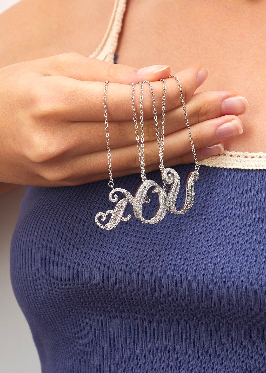 Collana con pietra preziosa e lettera iniziale dell'alfabeto