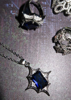 Neowise – Glitzernder Ring mit blauem Stern