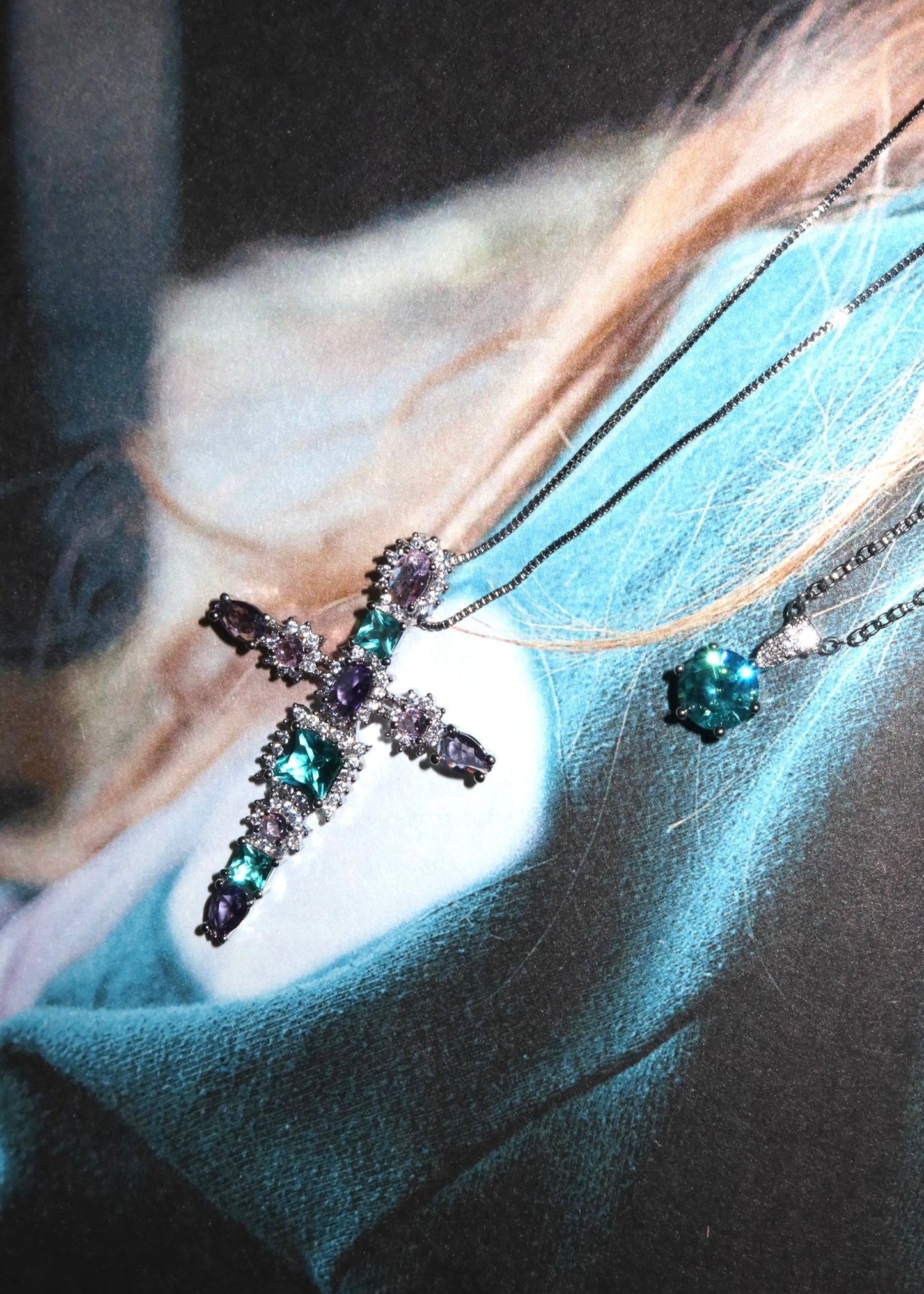 Keira Myth – Glitzernde Kreuz-Halskette