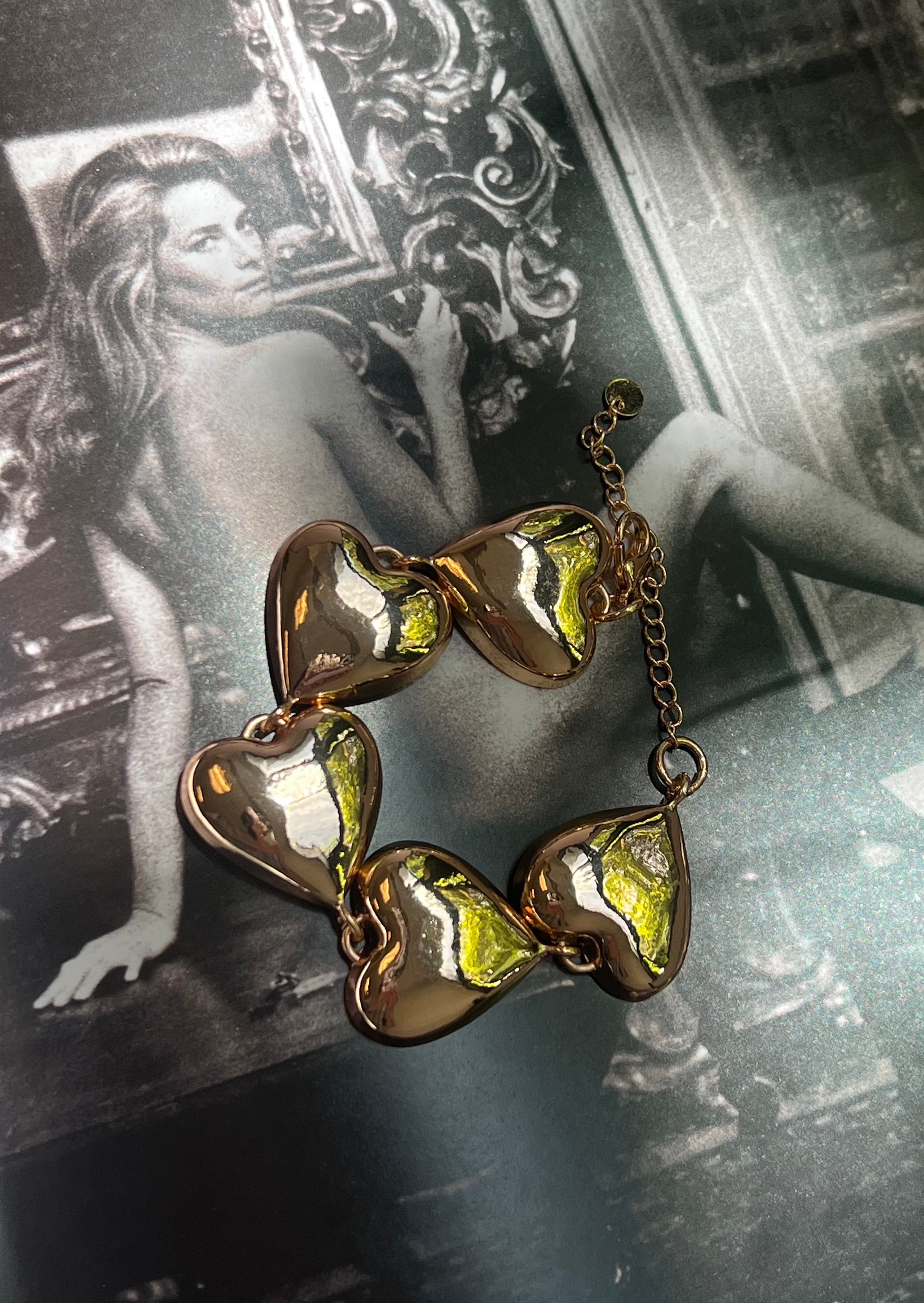 Mona Verlieben Sie sich in goldene Herzen Armband