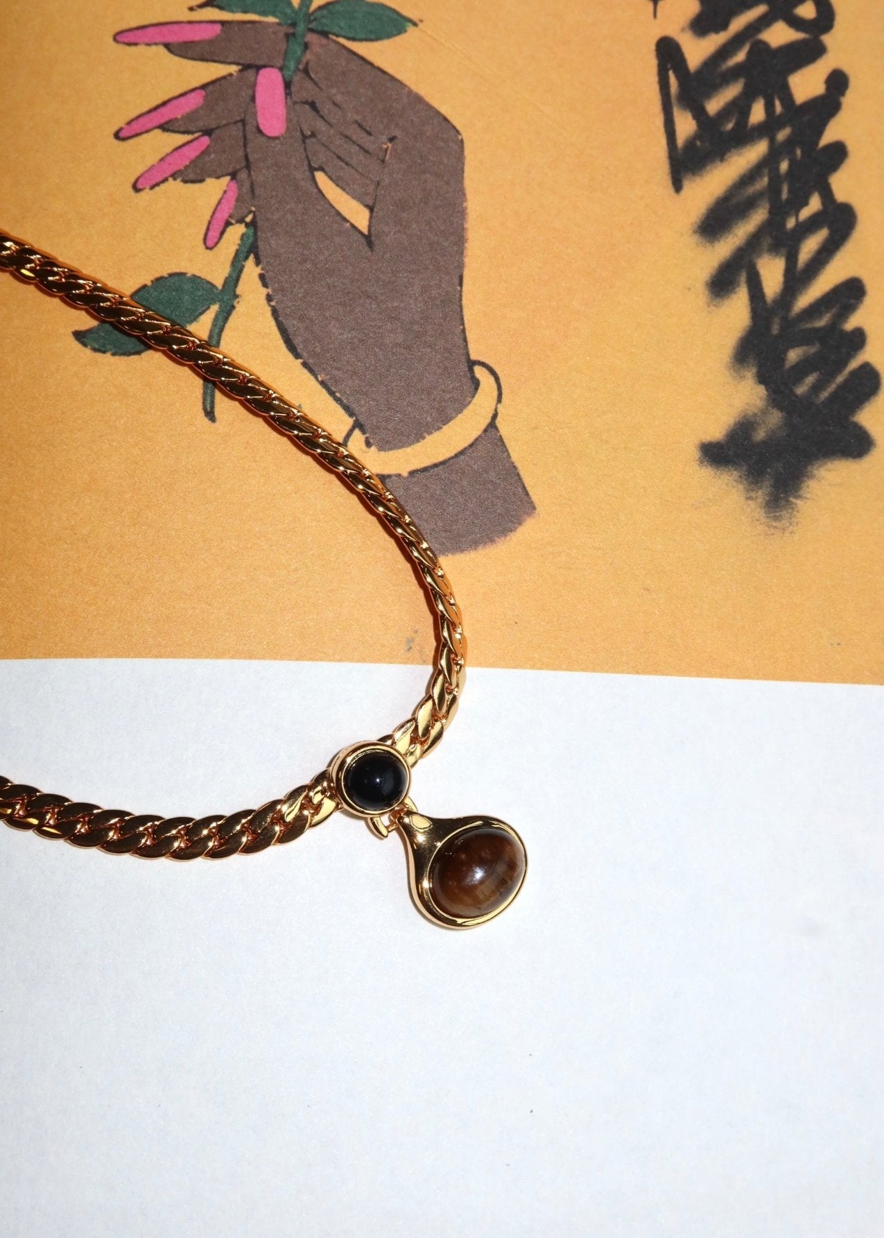 Cornelia Brown Myth Goldene Halskette