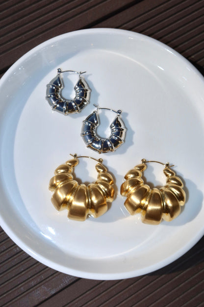 Goldene Croissant-Ohrringe