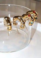 Goldene Kreisohrringe mit farbigen Maya-Steinen