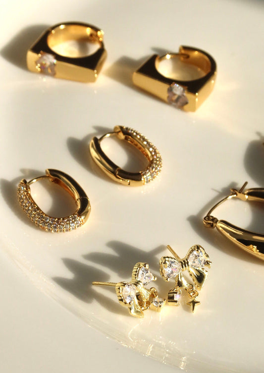 Orecchini a cerchio Leona Huggie in oro con diamanti