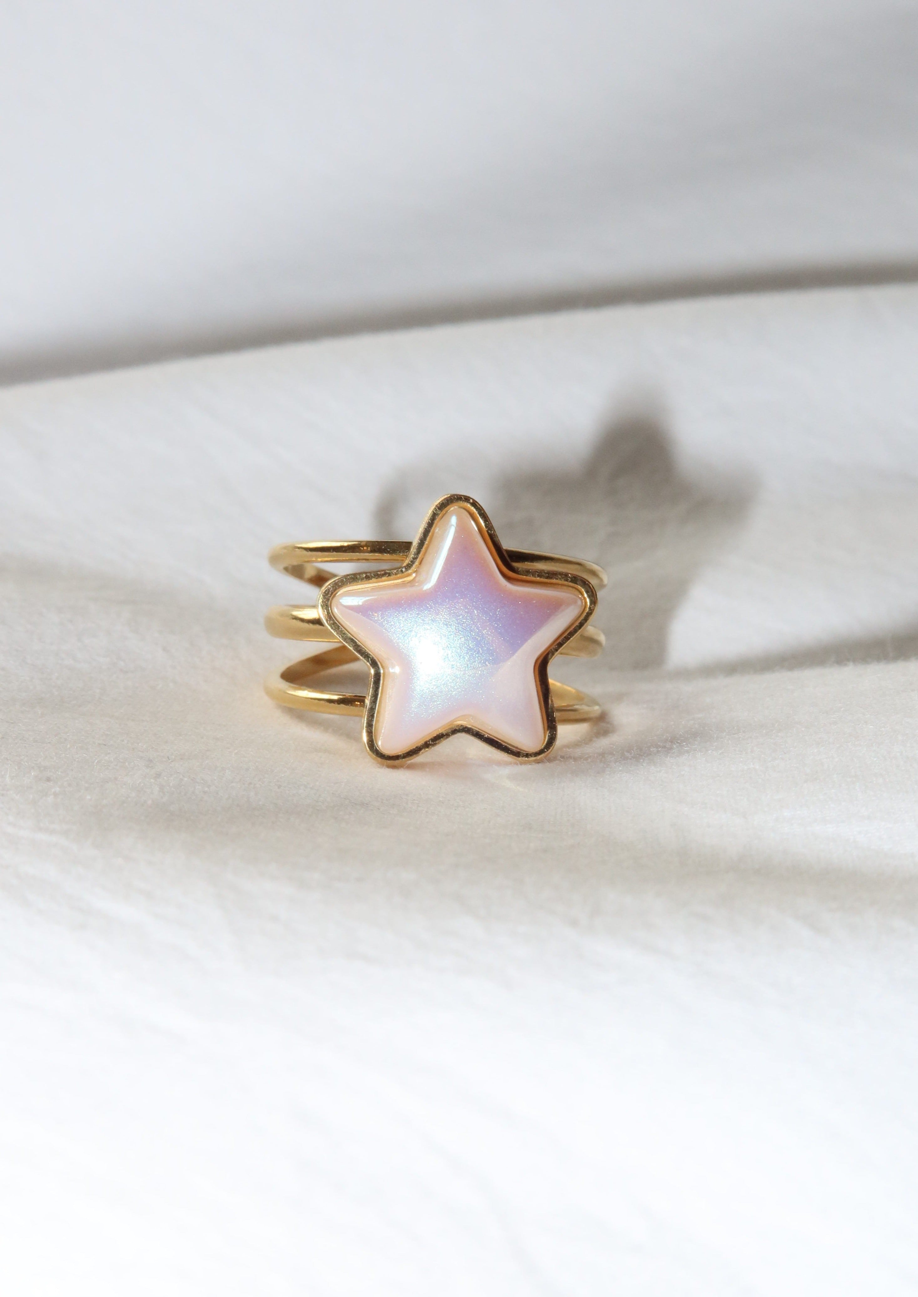 Goldener Ring mit Meerjungfrau-Stern