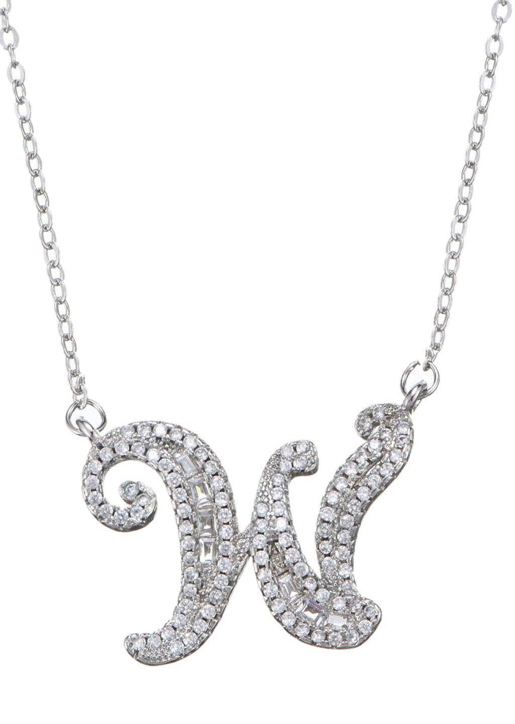Collana con pietra preziosa e lettera iniziale dell'alfabeto