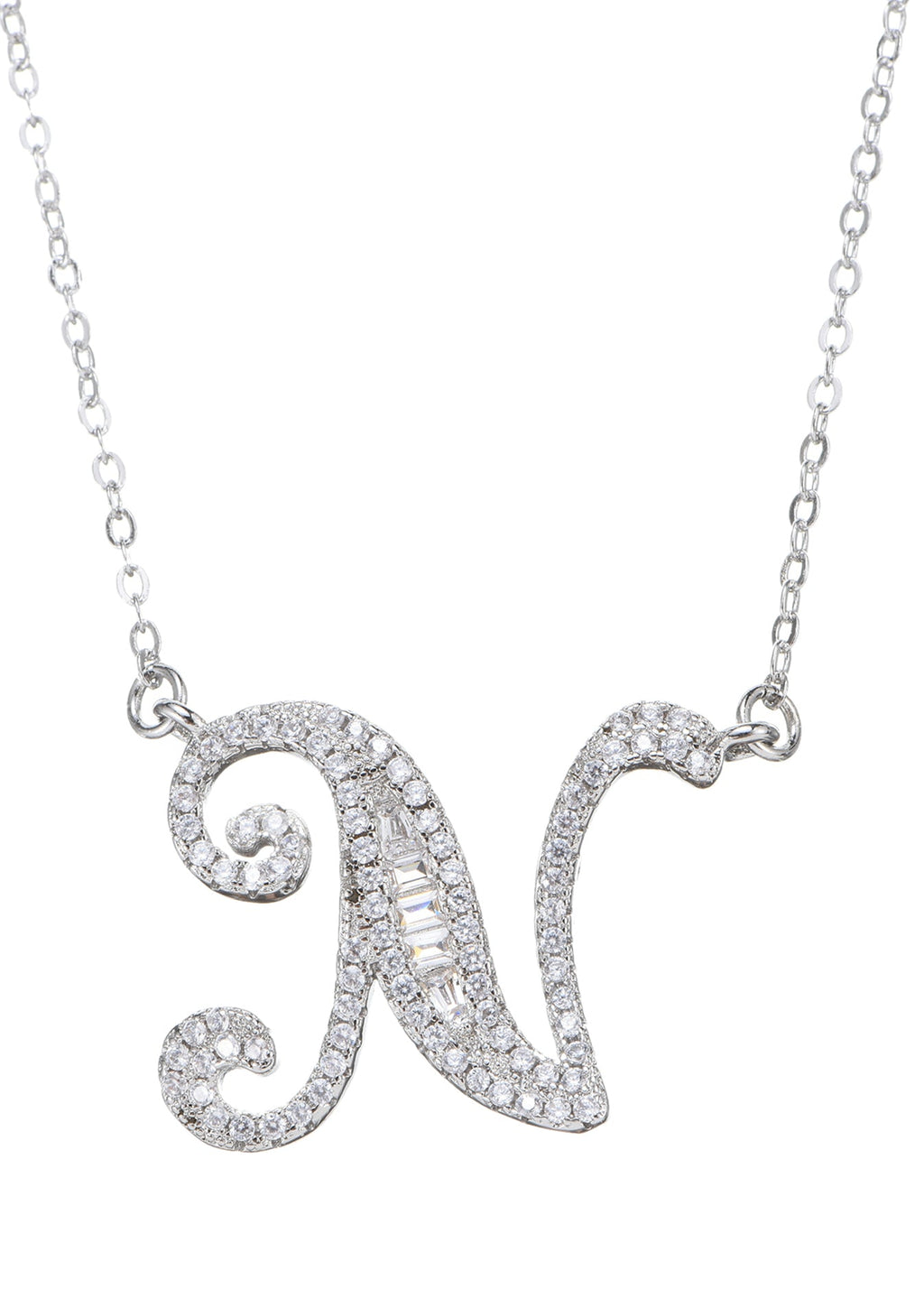 Collana con pietra preziosa e lettera iniziale dell'alfabeto