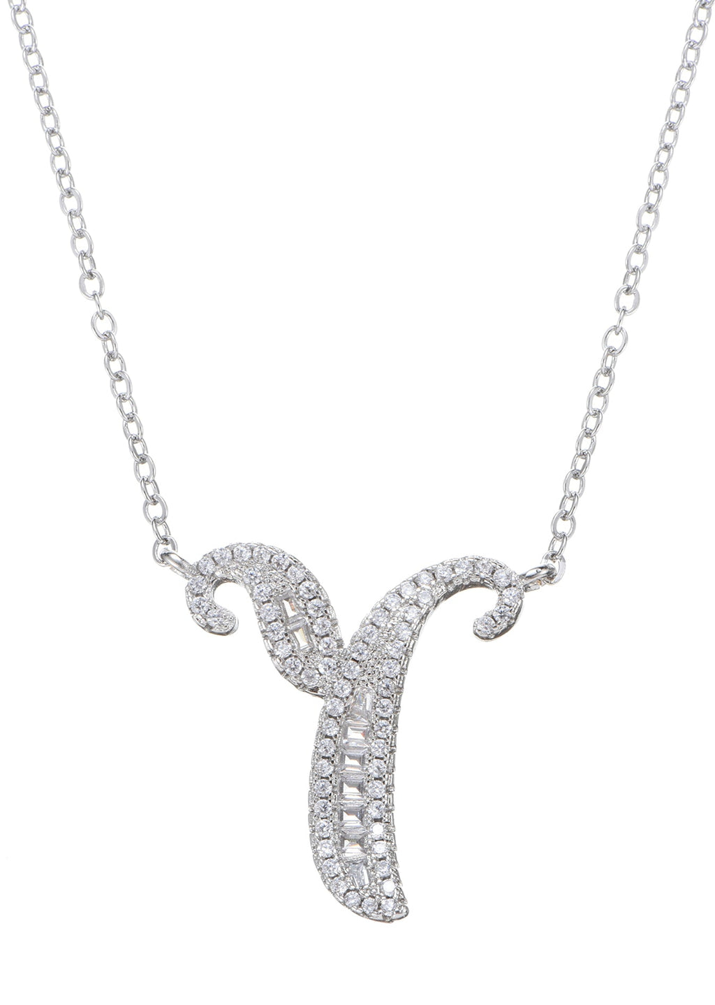 Collana con pietra preziosa e lettera iniziale dell'alfabeto