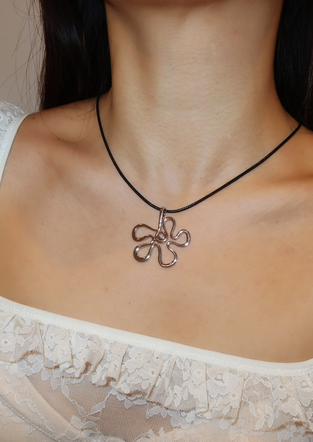 Melissa Halskette mit handgezeichneter Blume