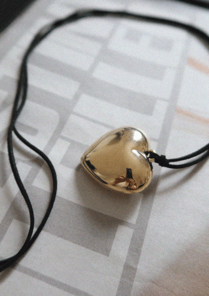 Collana a forma di cuore in velluto dorato Isabelle