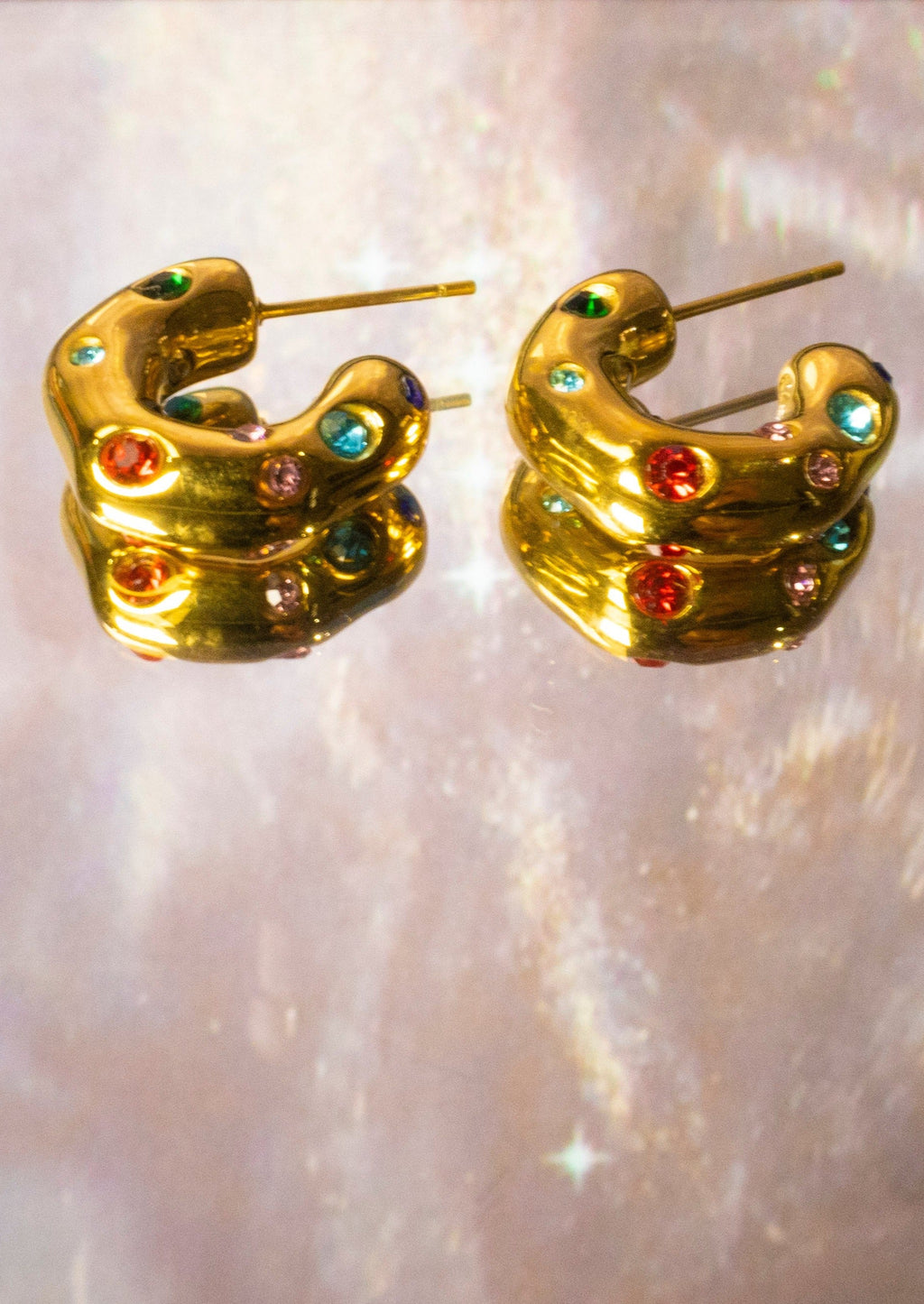 Goldene Kreisohrringe mit farbigen Maya-Steinen