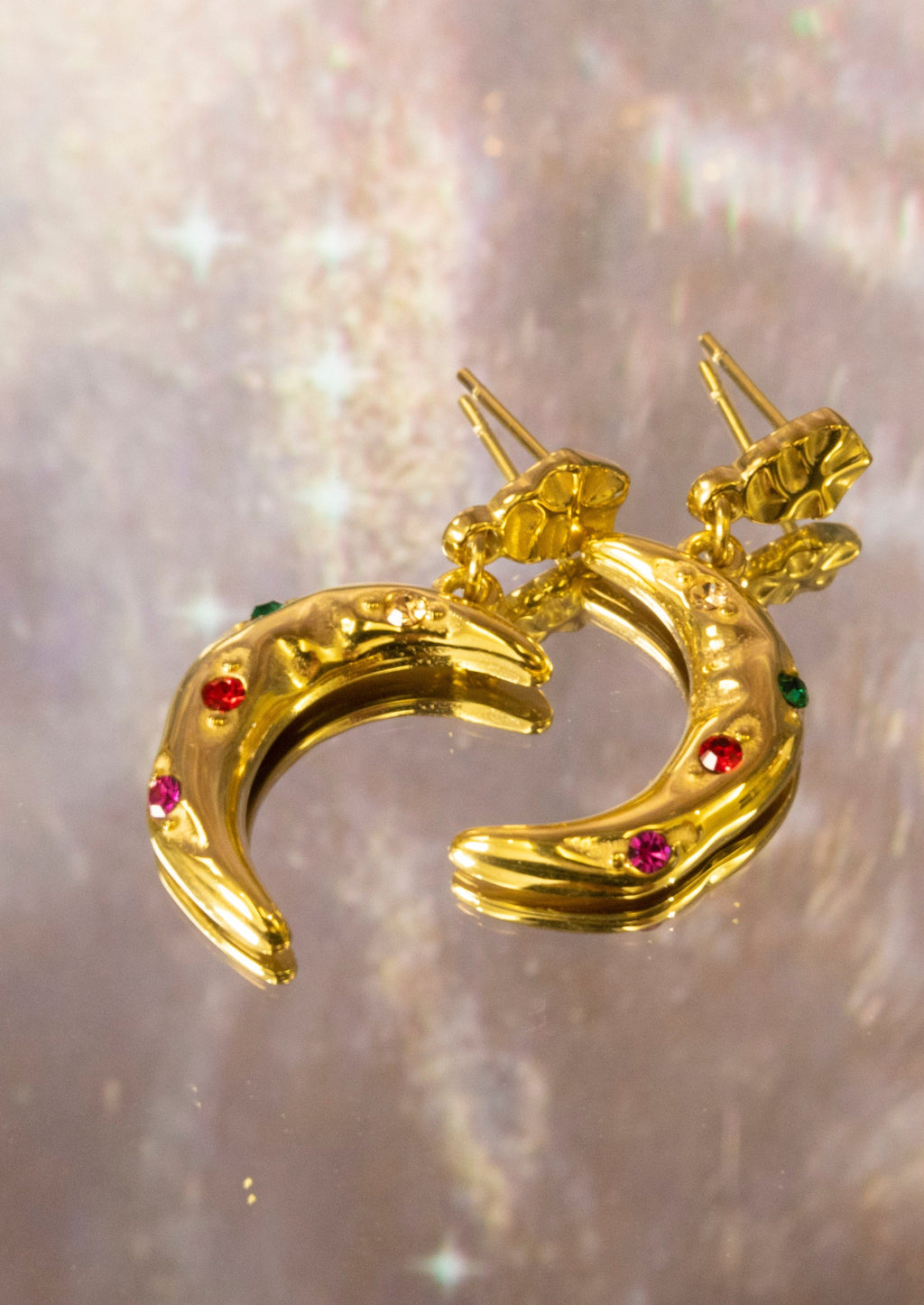 Goldene Mondohrringe mit farbigen Steinen von Maya
