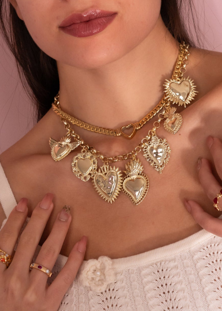 Collana dorata con cuore ardente del Sacro Cuore