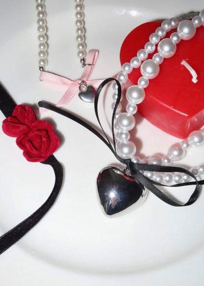 Collana di perle a forma di cuore in argento con fiocco nero di San Valentino