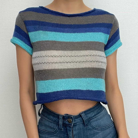 Gestricktes Crop-Top mit kurzen Ärmeln und Streifen in Kontrastfarbe