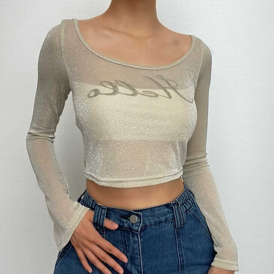 Strukturiertes Crop-Top mit U-Ausschnitt und „Hello“-Muster und ausgestellten Ärmeln