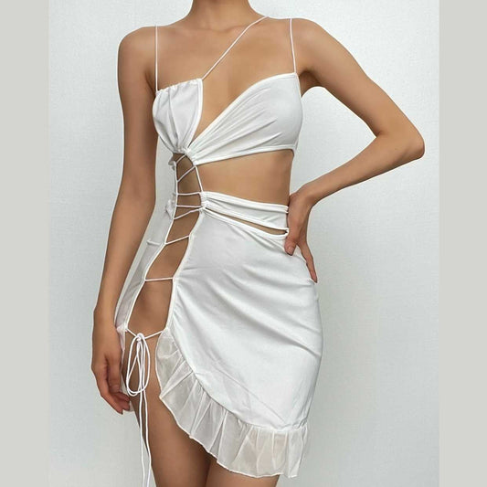 Unregelmäßig ausgehöhltes, rückenfreies Minikleid mit Spaghettiträgern und einer Schulter