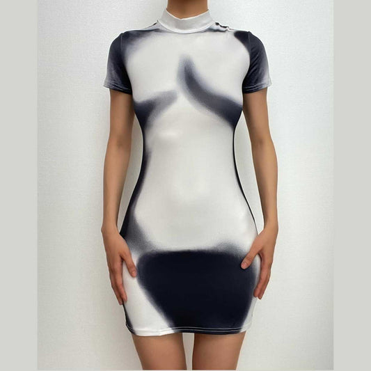 Kurzärmliges, hochgeschlossenes Minikleid mit kontrastierendem Bodyprint 