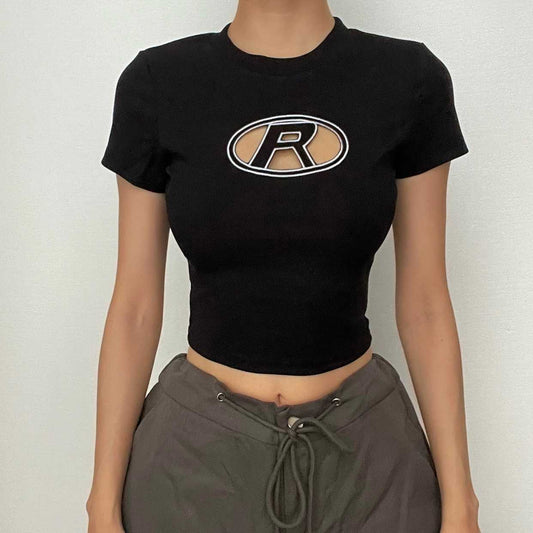 Top corto a maniche corte con scollo rotondo e ricamo "R" 