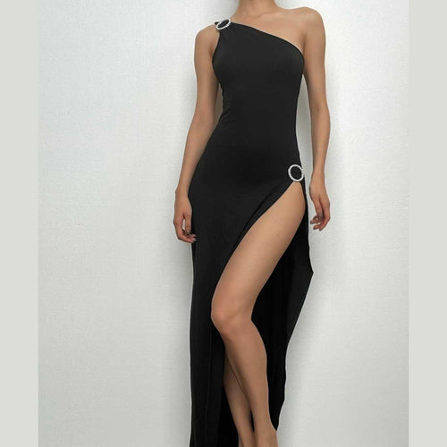 Maxikleid mit unregelmäßigem Schlitz und einer Schulter und Schnalle 