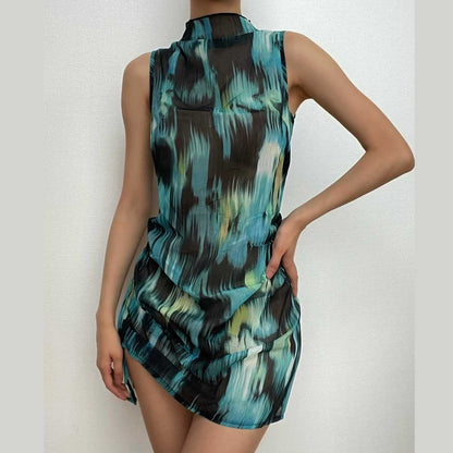 Ärmelloses Minikleid aus Chiffon mit hohem Kragen, Batikmuster und gerafftem Kontrast