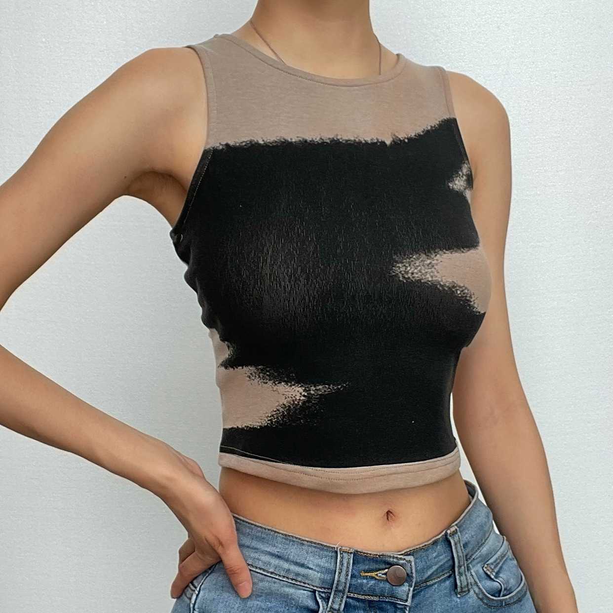 Top corto senza maniche con scollo rotondo e contrasto tie-dye 