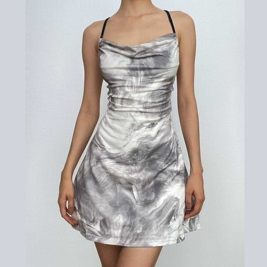 Batik-Minikleid mit Wasserfallausschnitt und überkreuztem Rücken, rückenfrei und gerüscht