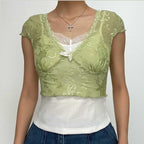 Top corto con volant e maniche a cappuccio in patchwork di pizzo a contrasto