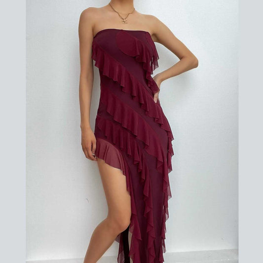 Unregelmäßiges, rückenfreies Midikleid mit einfarbigen Rüschen und Schlitz