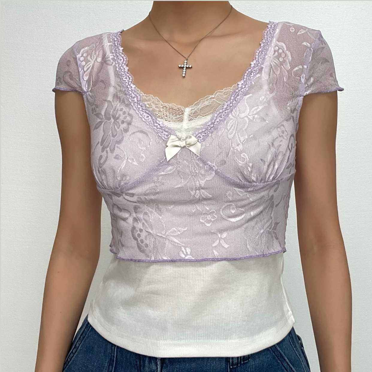 Top corto con volant e maniche a cappuccio in patchwork di pizzo a contrasto
