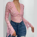 Top trasparente in pizzo con scollo a V e maniche svasate