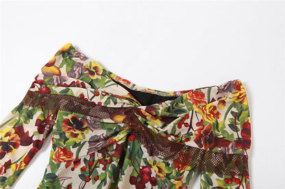 Schulterfreies, langärmliges, gerüschtes Midikleid mit Blumenmuster und Kontrastreißverschluss aus Netzstoff 