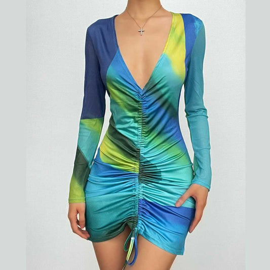Langärmliges Minikleid mit V-Ausschnitt und Rüschen und Kordelzug im Kontrastdruck 