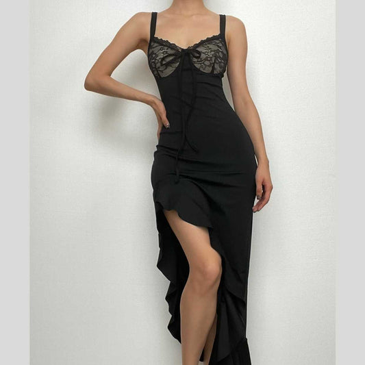 Rückenfreies Midikleid aus Spitze mit Rüschenschlitz, V-Ausschnitt und unregelmäßigem Camisole