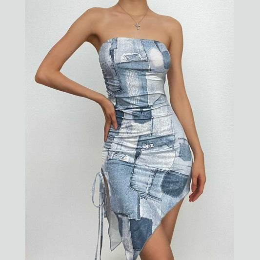 Rückenfreies, unregelmäßig gerafftes Mini-Tube-Kleid mit Kontrast-Jeansprint 