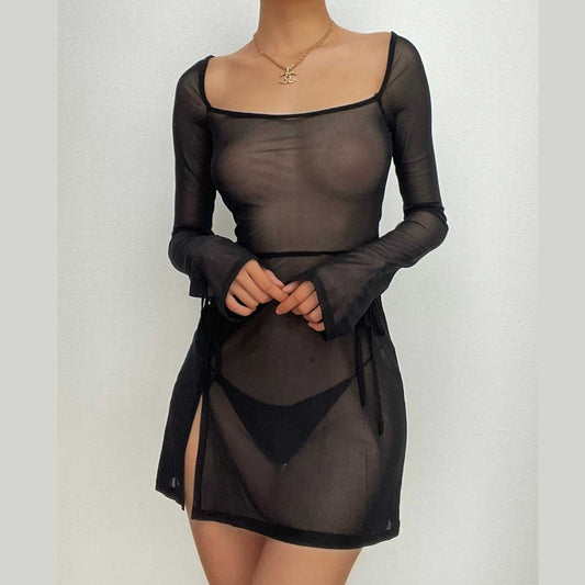 Transparentes, langärmliges Minikleid aus transparentem Netzstoff mit quadratischem Ausschnitt und Schlitz