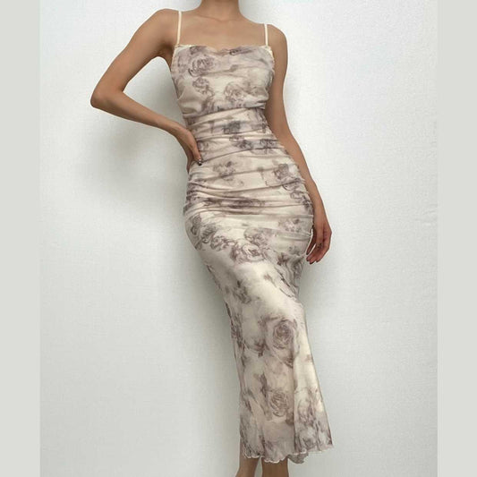 Camisole-Midikleid mit Wasserfallausschnitt, gerafftem Netzstoff, Schlitz und Blumenmuster