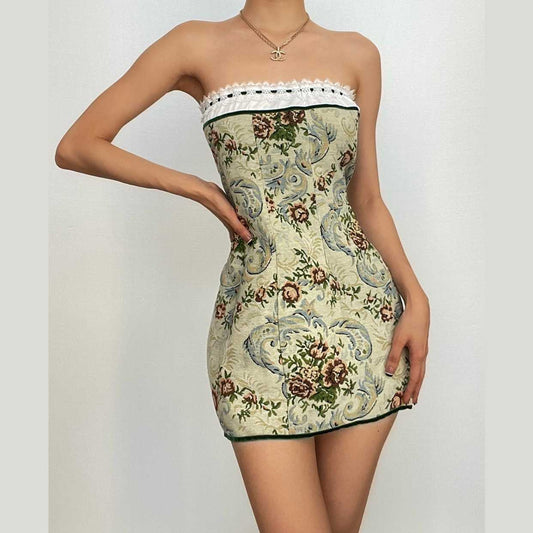 Mini-Tube-Kleid aus Patchwork mit strukturiertem Blumendruck und kontrastierenden Stichen 