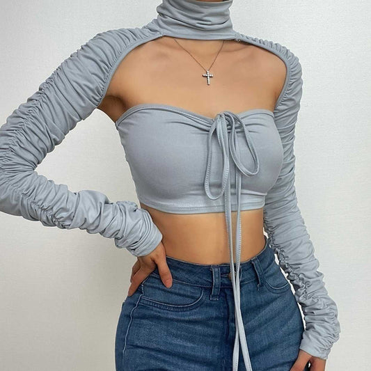 Top corto in due pezzi con collo alto, maniche lunghe e arricciate 