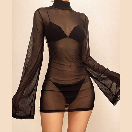 Transparentes, rückenfreies Minikleid mit ausgestellten Ärmeln und hohem Ausschnitt 
