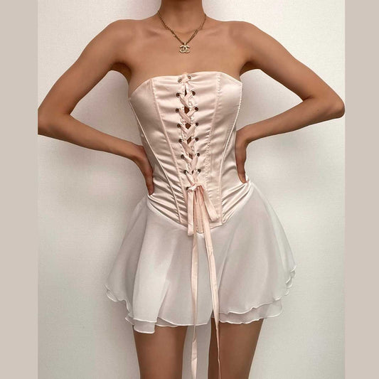 Rückenfreies Mini-Tube-Kleid mit kontrastierender Schnürung, Reißverschluss und Rüschen