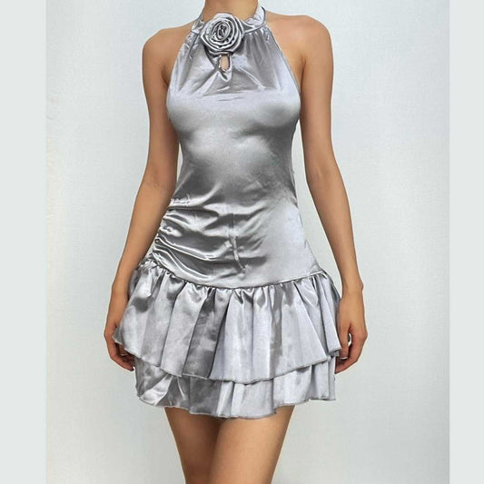 Rückenfreies Neckholder-Minikleid aus Satin mit Reißverschluss und geraffter Blumenapplikation 