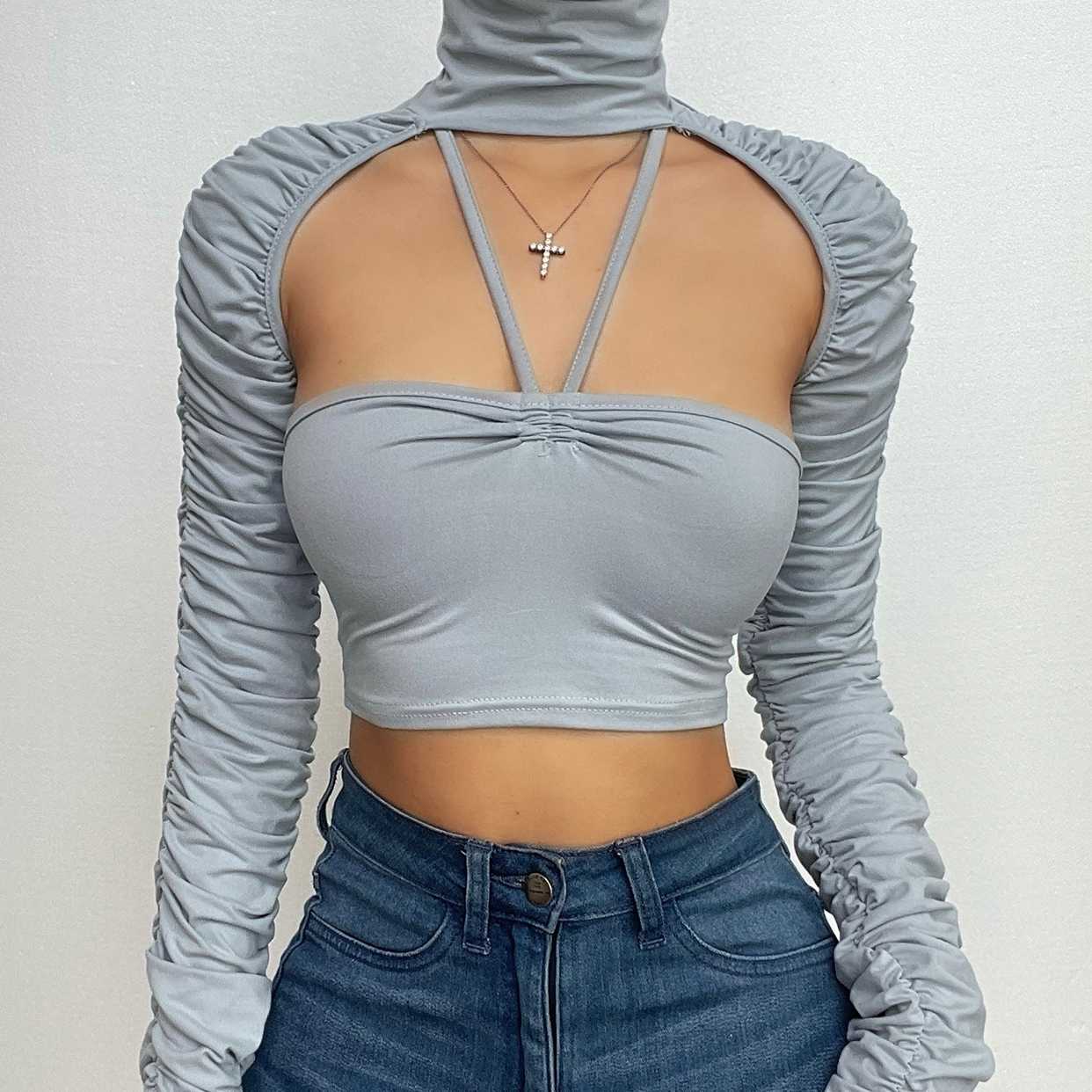 Top corto in due pezzi con collo alto, maniche lunghe e arricciate 