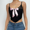 Top corto con scollo a U e schiena scoperta in pizzo patchwork con fiocco 