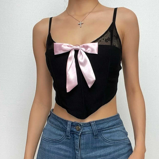 Top corto con scollo a U e schiena scoperta in pizzo patchwork con fiocco 