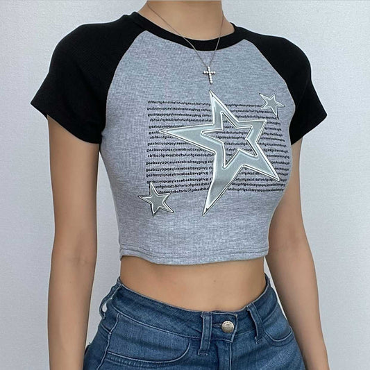 Top corto a maniche corte con motivo a stelle patchwork a coste e contrasto 