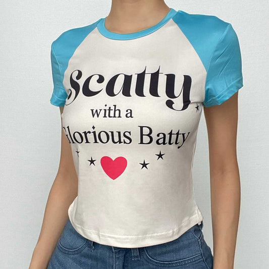 Kurzärmliges Crop-Top mit Rundhalsausschnitt und Patchwork-Kontrastdruck 