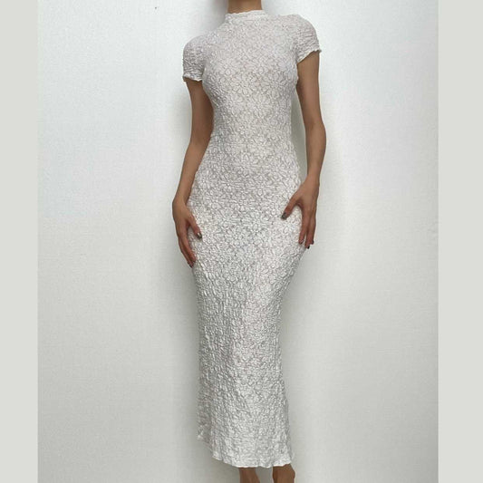 Kurzärmliges, strukturiertes Maxikleid mit Rundhalsausschnitt, Reißverschluss und Schlitz 